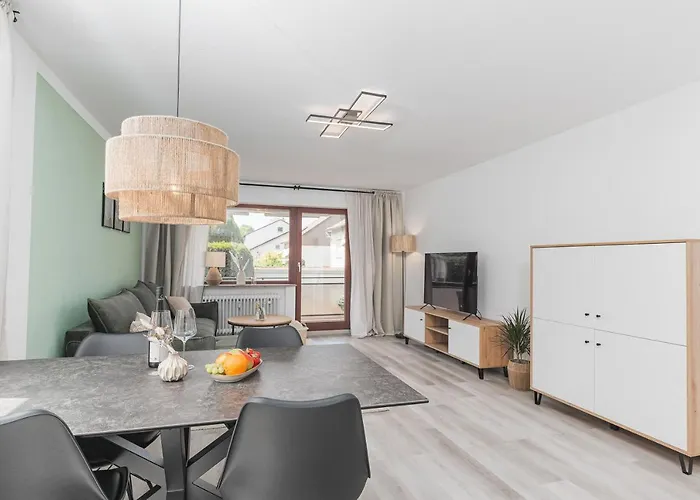 Cruwzo - Fantastic Apartment With Balcony And Parking